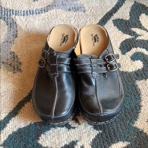 Spring step black slip on